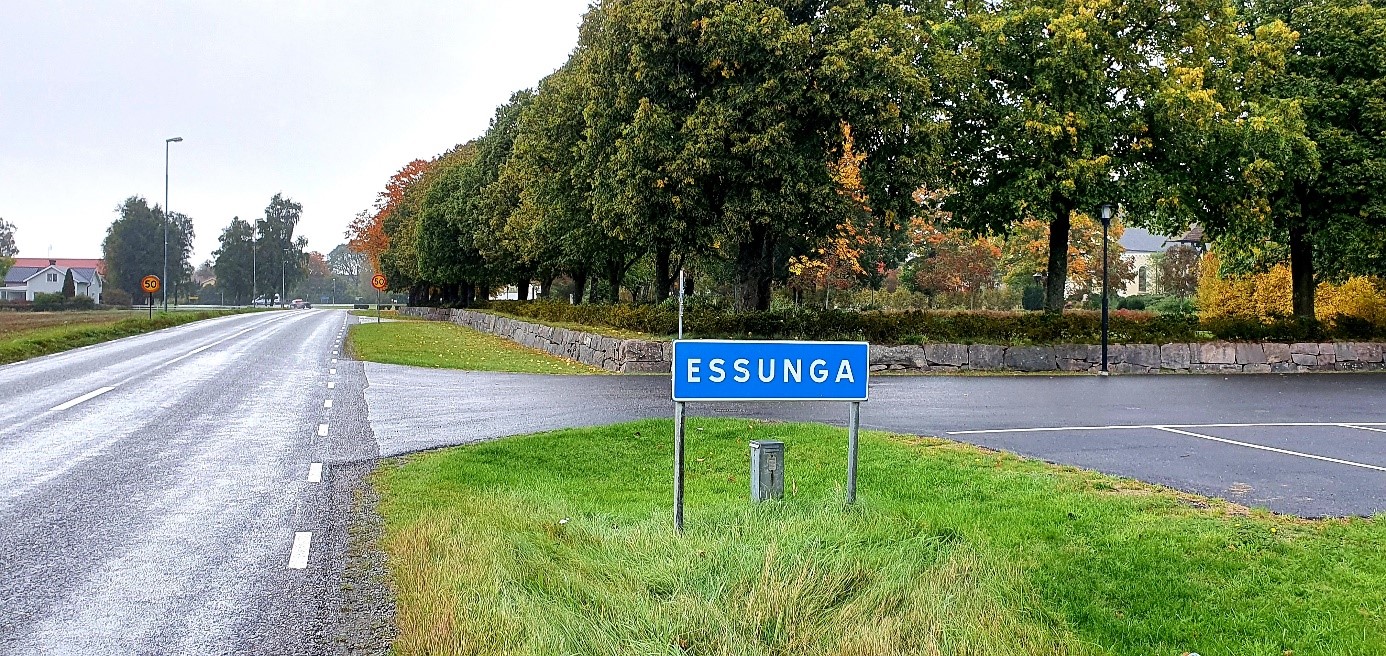 skylt Essunga grönska i bakgrunden