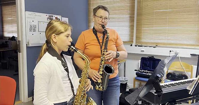Marie Fri övar med elever vid Kulturskolan. Bilden är tagen vid ett annat tillfälle med en äldre elev.
