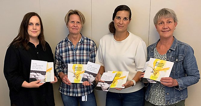 Malin Gustafsson, folkhälsostrateg i Tidaholm och Maria Timm, Processledare psykisk hälsa på Skaraborgs kommunalförbund, överlämnar broschyr och böcker till Malena Engqvist och Jeanette Arvidsson, dödsfallshandläggare på Polisen i Skaraborg
