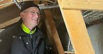 Dan Allan Ask, elektriker från Nossebro Energi, på vinden i kommunhuset där han just nu arbetar med solcellsinstallationen.
