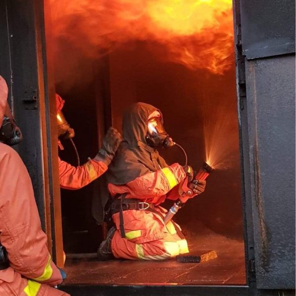 En brandman sitter i containern och tränar på släckteknik