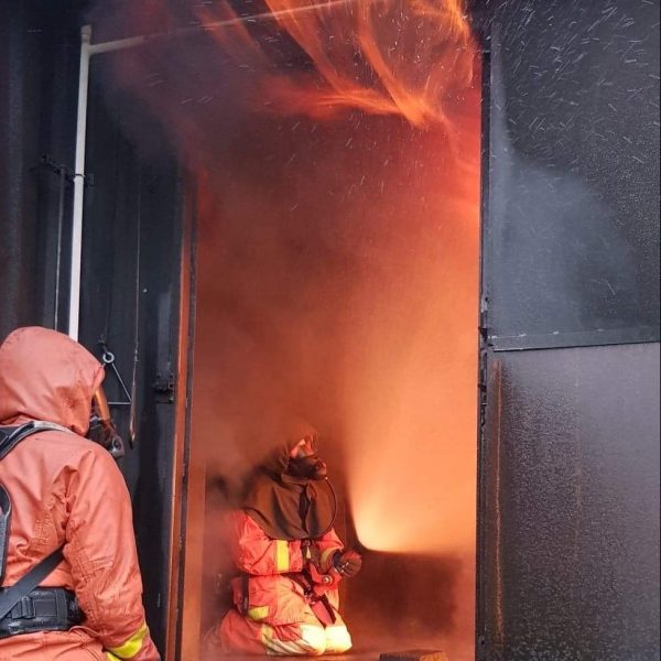 En brandman sitter i containern och tränar på släckteknik