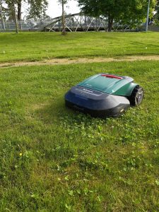 Robotgräsklippare utanför Åsikten